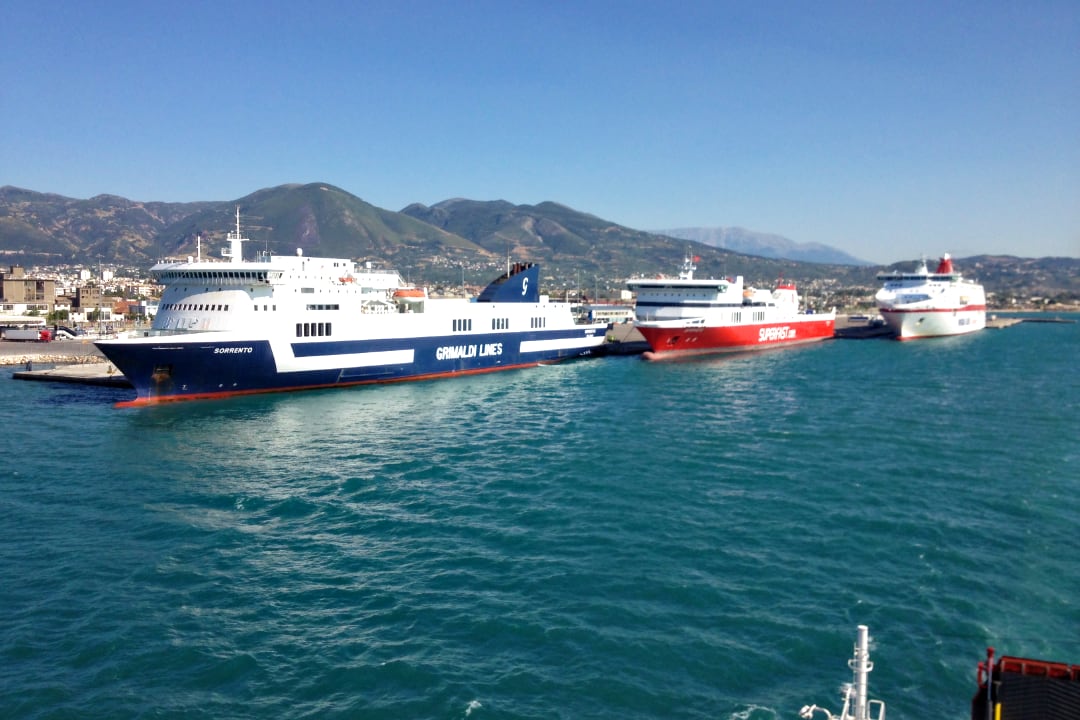 Fähren im Hafen von Patras