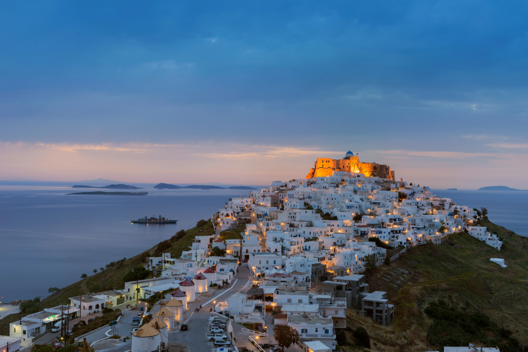 Astypalea mit Ort Chora und Burg Astypalea mit Ort Chora und Burg